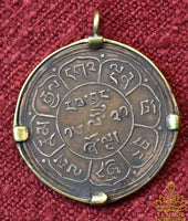 Pièce tibétaine ancienne 5 Sho montée en pendentif La Magie du Bouddha.
