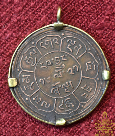 Pièce tibétaine ancienne 5 Sho montée en pendentif La Magie du Bouddha.