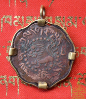 Pendentif tibétain ancien en cuivre 7 1/2 Skar au Lion des Neiges La Magie du Bouddha.