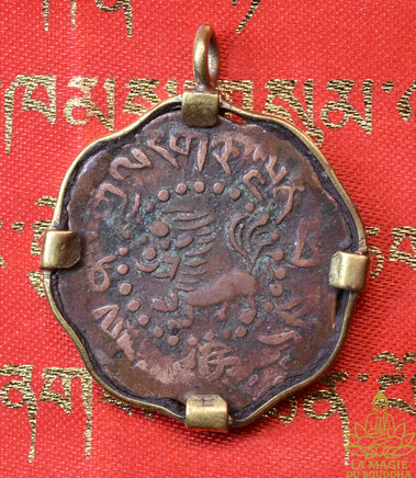 Pendentif tibétain ancien en cuivre 7 1/2 Skar au Lion des Neiges La Magie du Bouddha.
