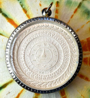 Amulette Jatukham Rammathep Yuth Paet – Céramique Bleue (2550 BE) La Magie du Bouddha.
