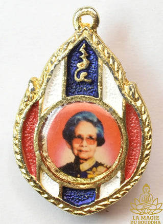 Broche pendentif portrait de la Reine Mère Srinagarindra en métal doré émaillé – Années 1990 La Magie du Bouddha.
