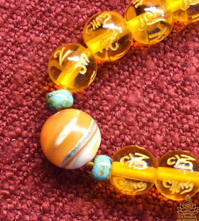 Chapelet Tibétain Mala – Perles mantra de Chenrezi en verre jaune La Magie du Bouddha.