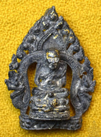 Amulette ancienne en étain du Vénérable Luang Phor Thuat sous arche de Nâgas
