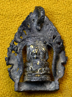 Amulette ancienne en étain du Vénérable Luang Phor Thuat sous arche de Nâgas