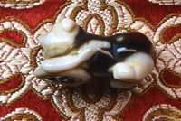 Pendentif de fortune chinois – Cochon en agate portant une pièce ancienne