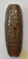 Perle tibétaine en agate sculptée à motifs sacrés La Magie du Bouddha.