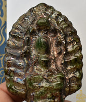 Statuette Phra Naphok en verre alchimique Met Rae. La Magie du Bouddha.