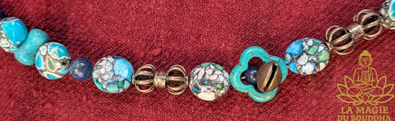 Collier rituel pour amulette en perles turquoise, lapis-lazuli, dorje et grelots – Pièce unique La Magie du Bouddha.