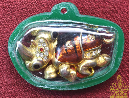 Amulette rhinocéros consacrée par Luang Phor Samrit Kumpiro La Magie du Bouddha.