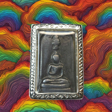 Amulette ancienne Phra Somdej en alliage alchimique mekkapat sombre – Thaïlande, vers 1985 La Magie du Bouddha.