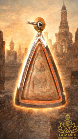 Petite amulette Phra Nang Phaya en terre cuite de la région de Sukhothaï La Magie du Bouddha.