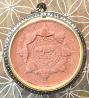 🐷 Grande amulette du Dieu de la Richesse Caishenye (Kubéra) – Wat Srinual, 2007