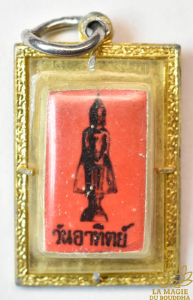 Amulette ancienne du Bouddha du dimanche avec trois Takut consacrée vers 1970 par Phrakru Ophat Nawakit du Wat Ban Mai La Magie du Bouddha.