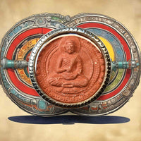 Grande amulette rouge du Bouddha Phra Buddhajao – Dos roue du Dharma – Luang Phor Tim (2008) La Magie du Bouddha.