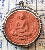 Grande amulette rouge du Bouddha Phra Buddhajao – Dos roue du Dharma – Luang Phor Tim (2008) La Magie du Bouddha.