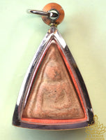 Petite amulette Phra Nang Phaya en terre cuite de la région de Sukhothaï La Magie du Bouddha.