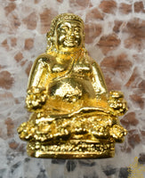 Amulette dorée du Bouddha de Fortune Jao Sua Yai – Roon Ruay Koon Ah Heng (Wat Khao Issan Thep Phrathan, 1995)