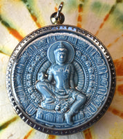 Amulette Jatukham Rammathep Yuth Paet – Céramique Bleue (2550 BE) La Magie du Bouddha.