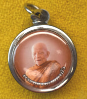 Amulette portrait de Luangta Mahābua – Relique de bétel mâché (pièce rare) La Magie du Bouddha.