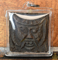 Amulette du roi Yama en pâte Cintamani – Très Vénérable Luang Phor Djua La Magie du Bouddha.