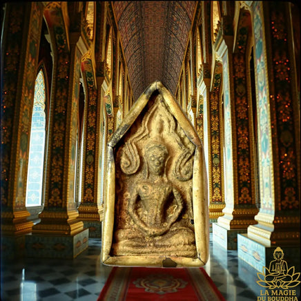 Rare amulette ancienne Phra Khunpaen du Wat Ban Krang Suphanburi dans reliquaire ancien en laiton repoussé La Magie du Bouddha.