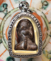 Amulette thaï ancienne Phra Pidta Phra Pikanet en bronze patiné La Magie du Bouddha.