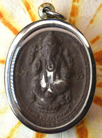 Amulette double Phra Pikanet et Phra Siwali – pâte de plantes médicinales anciennes La Magie du Bouddha.