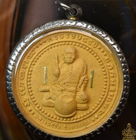 Grande amulette Roop Lor du vénérable Luang Phor Chuen – Édition du 85ᵉ anniversaire (Wat Nai Prap, 2007)