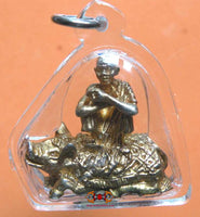 Amulette thai du très vénérable luang phor koon sur un cochon.