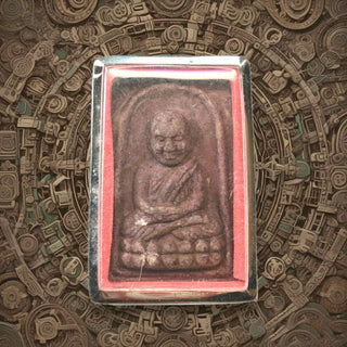 Amulette de Luang Phor Thuat en pâte sacrée – Portrait argenté au dos – Années 90 La Magie du Bouddha.