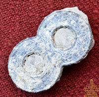 Étrange amulette thaïlandaise naga en forme de symbole de l’infini La Magie du Bouddha.