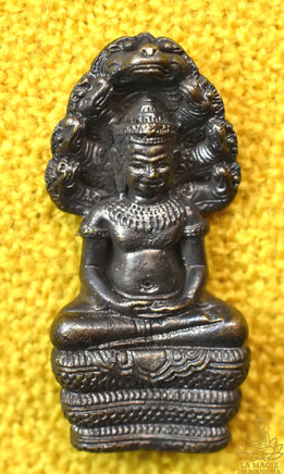 Amulette Phra Naphok en métal alchimique – Luang Phor Dam, Wat Ban Bua (Buriram) La Magie du Bouddha.