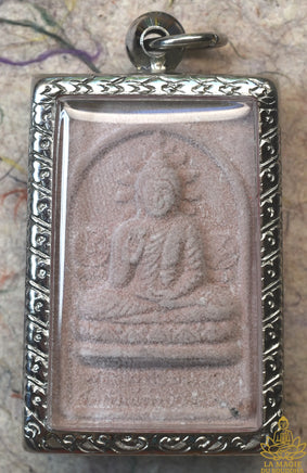 Amulette Phra Puttha Santisuk (Luang Phor Khao Analayo, Wat Barn Khao Bor, 2006) La Magie du Bouddha.