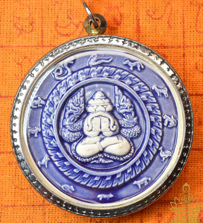 🔱 Grande amulette Jatukham Rammathep et Bouddha protecteur Phra Pidta en céramique multicolore La Magie du Bouddha.