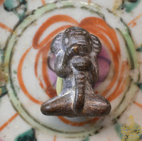 Amulette thaï ancienne Phra Pidta Phra Pikanet en bronze patiné La Magie du Bouddha.