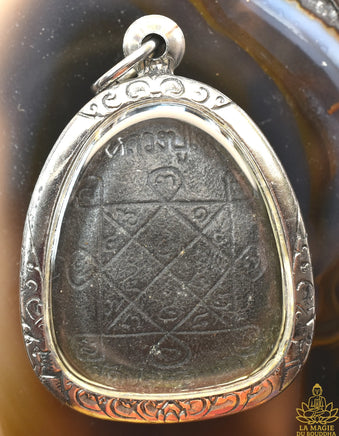 Amulette protectrice Phra Pidta noir avec Takut – Wat Pradoo Chimplee (Bangkok) La Magie du Bouddha.