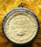Grande amulette du Bouddha Phra Pidta - Wat Phra Mahatat.
