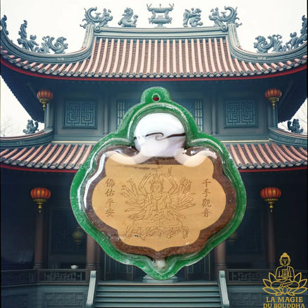 Amulette chinoise ancienne de Guan Yin aux mille bras en bois avec perle relique La Magie du Bouddha.
