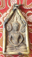 Rare amulette ancienne Phra Khunpaen du Wat Ban Krang Suphanburi dans reliquaire ancien en laiton repoussé La Magie du Bouddha.