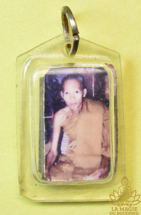Amulette portrait photographique d’un vénérable thaï avec Takut ancienne au dos La Magie du Bouddha.