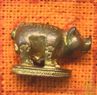 Amulette cochon magique de fortune Moo Khumphai Mahalap Athithan Jit - Très Vénérable Luang Phor Tim du Wat Phra Khao La Magie du Bouddha.