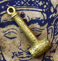 Amulette marteau consacrée par Luang Phor Men – Wat Na Tang Nok (Ayutthaya)