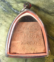 Amulette ancienne du Bouddha Phra Somdej avec motifs coquillage et inscription manuscrite Phra Kru Sangharaj La Magie du Bouddha.