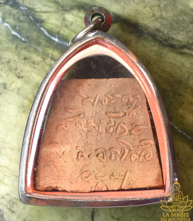 Amulette ancienne du Bouddha Phra Somdej avec motifs coquillage et inscription manuscrite Phra Kru Sangharaj La Magie du Bouddha.