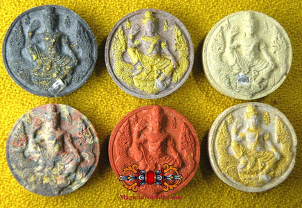Set de 6 amulettes Jatukham Rammathep multicolores - Wat Phra Mahatat Worawiharn. La Magie du Bouddha.