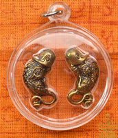Paire d’amulettes phalliques Palat Khik zoomorphes en laiton La Magie du Bouddha.