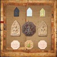 Coffret de 9 Amulettes de Phra Khunpen et Guan Yu - Wat Palilaï Worawihan. La Magie du Bouddha.