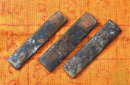Amulette Takut triple en cuivre avec photo sacrée du Vénérable Ajarn Aod Wat Sai Mai La Magie du Bouddha.