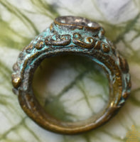 Bague ancienne de temple Wen Phi Rod – Phra Pidta protecteur – Cabochon manquant La Magie du Bouddha.